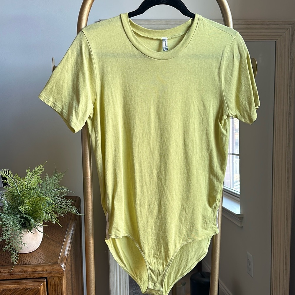 FREE PEOPLE intimately green short sleeve t-shirt bodysuit (size small) ✨